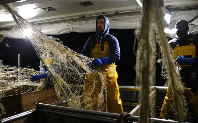Γαλλία: Απειλεί με αντίμετρα τη Βρετανία, με φόντο τη διαμάχη για την αλιεία