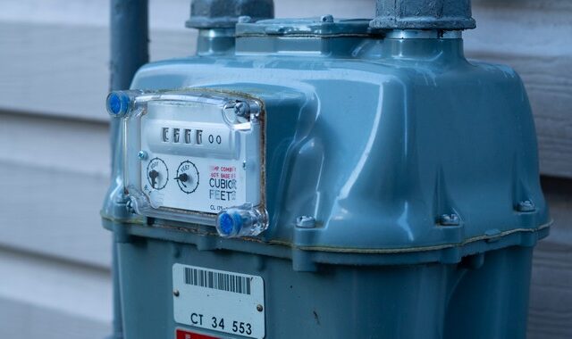 Κομισιόν: Έρχονται “προσωρινά μέτρα” για την αύξηση της τιμής του φυσικού αερίου και του ηλεκτρικού
