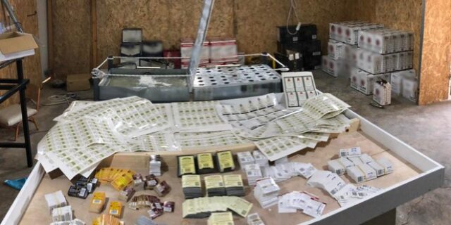 Εξαρθρώθηκε κύκλωμα που διακινούσε τόνους από λαθραία ποτά και “μπόμπες”