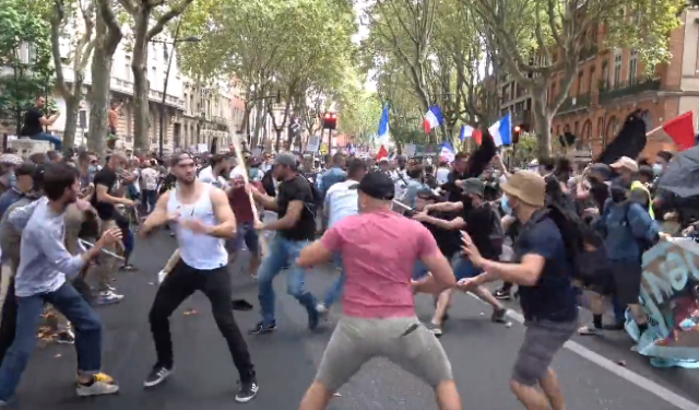 Επεισοδιακές διαδηλώσεις σε Γαλλία και Τουρκία ενάντια στο υγειονομικό πιστοποιητικό