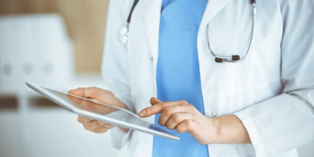 Γιατρός καταγγέλλει πως δεν προσελήφθη σε διαγωνισμό, επειδή έχει δύο παιδιά