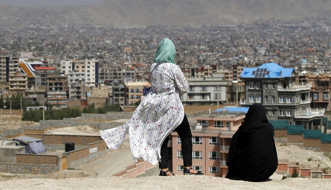 Αφγανιστάν: Με καλυμμένο το πρόσωπο και το σώμα οι φοιτήτριες