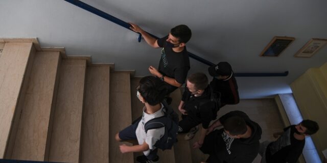 Πειραιάς: Γονέας – αρνητής μήνυσε εκπαιδευτικούς για μάσκα και self test
