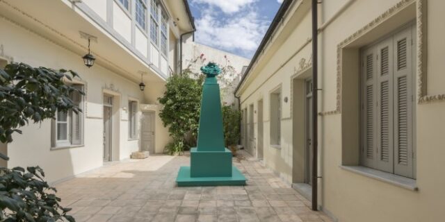 Γιατί σιγά σιγά ένα νεοκλασικό κτήριο στο Μεταξουργείο μετατρέπεται σε Επαναστατικό Αρχηγείο;