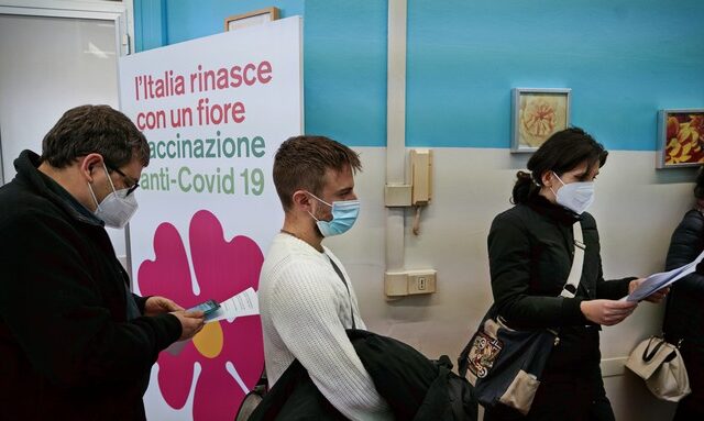 Ιταλία: Αύξηση εμβολιασμών, λόγω υποχρεωτικού “πράσινου πάσου” εργαζομένων