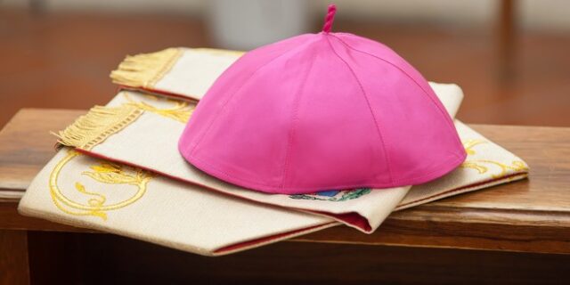 Ισπανία: Επίσκοπος – εξορκιστής παραιτήθηκε για τα μάτια συγγραφέα σατανιστικών μυθιστορημάτων