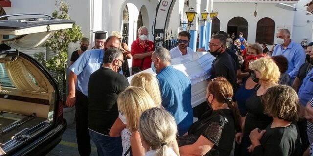 Γυναικοκτονία στη Ρόδο: Οδύνη στην κηδεία της Δώρας