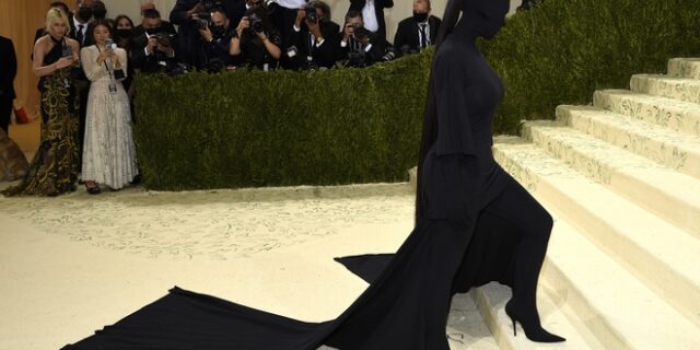 Met Gala 2021: Η αμφιλεγόμενη εμφάνιση της Κιμ Καρντάσιαν “έκλεψε” τα φλας