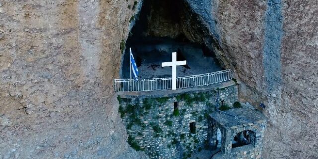 Το “Ζάλογγο” της Κορινθίας με τα λεία βράχια και τη σκοτεινή ιστορία
