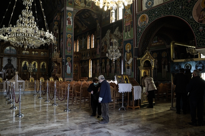 Η Μητρόπολη Λάρισας τρολάρει αντιεμβολιαστές και τους κερνά σοκολατάκια