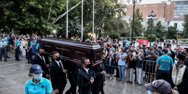 Η Αθήνα αποχαιρετά τον Μίκη Θεοδωράκη, η Κρήτη τον υποδέχεται