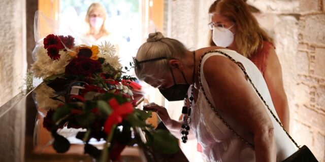 Μίκης Θεοδωράκης: Εκαντοντάδες πολίτες αποτίουν φόρο τιμής στον μεγάλο συνθέτη