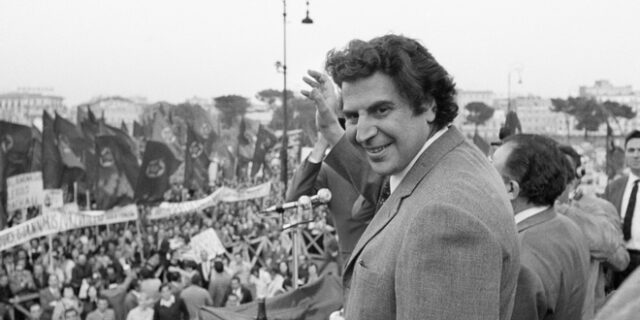 Ο πολιτικός Μίκης Θεοδωράκης: Πάντα στο πλευρό των απλών ανθρώπων