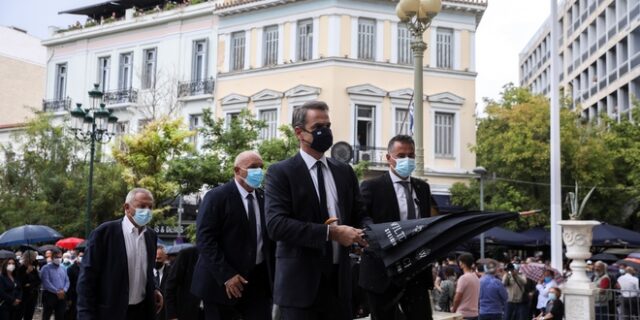 Το σύνθημα στη Μητρόπολη: Η Ιστορία διδάσκει, δεν ενοχλεί…