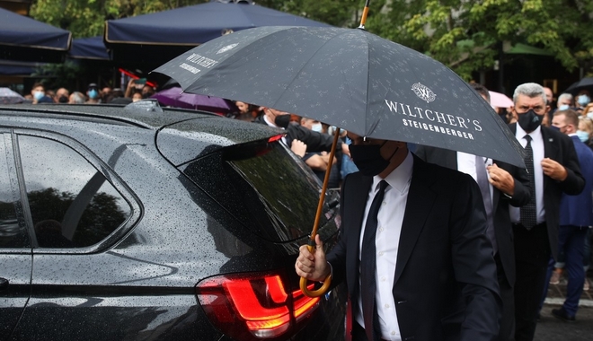 “Και την ψάχναμε”: Το σχόλιο του ξενοδοχείου για την ομπρέλα του Μητσοτάκη