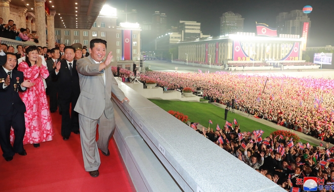 Βόρεια Κορέα: Στρατιωτική παρέλαση μέσα στη νύχτα