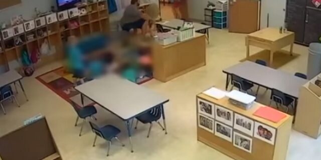 ΗΠΑ: Δάσκαλος σπρώχνει με βία 4χρονο κοριτσάκι και το αφήνει να κλαίει στο πάτωμα