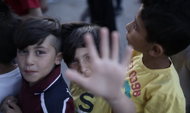 SOS για προσφυγόπουλα στον Ελαιώνα: Διακόπτεται βίαια η φοίτησή τους στα σχολεία