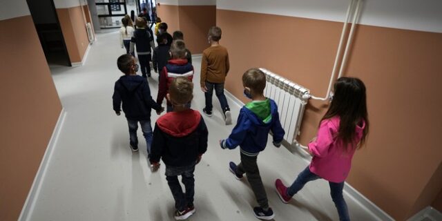 Φάουτσι: Πώς να προστατεύσετε τα παιδιά κάτω των 12 ετών από τον κορονοϊό
