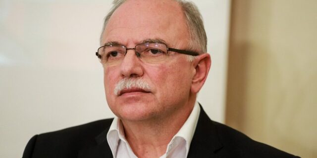 Παπαδημούλης υπέρ Τζούλιας Νόβα: “Έχει κάθε δικαίωμα να βγάλει τη φωτογραφία με το σφυροδρέπανο”