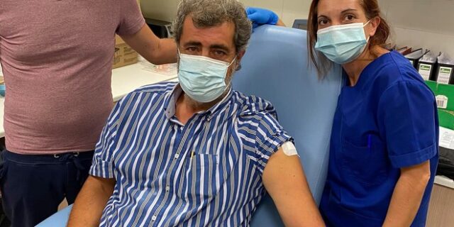 Παύλος Πολάκης: Το βίντεο με τον εμβολιασμό του