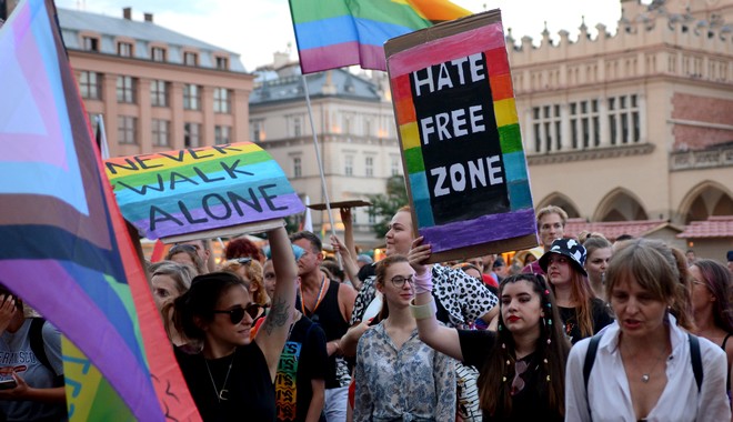 Τούμπα οι ομοφοβικοί στην Πολωνία: “ΛΟΑΤΚΙ+ είστε ευπρόσδεκτοι!”