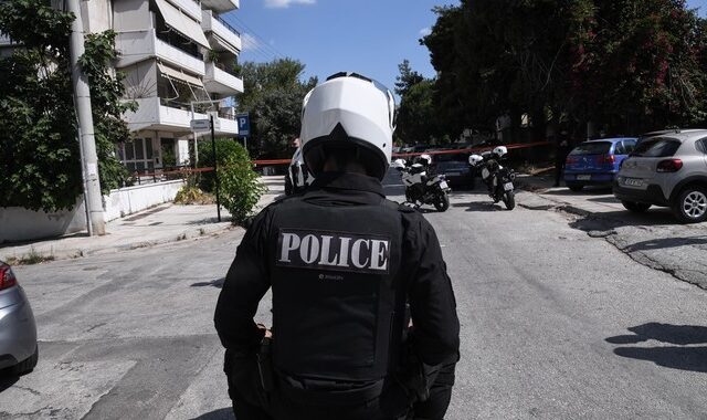 Ανήλικοι λήστευαν πεζούς με απειλή μαχαιριών