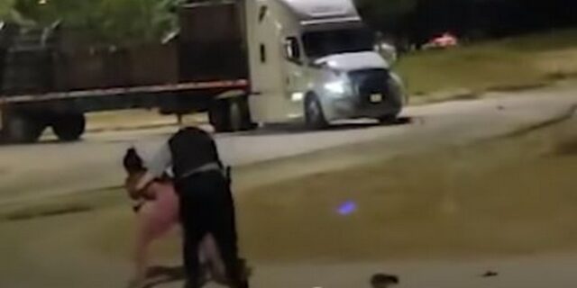Συγκλονιστικό βίντεο από τις ΗΠΑ: Αστυνομικός βιαιοπραγεί σε βάρος Αφροαμερικανής