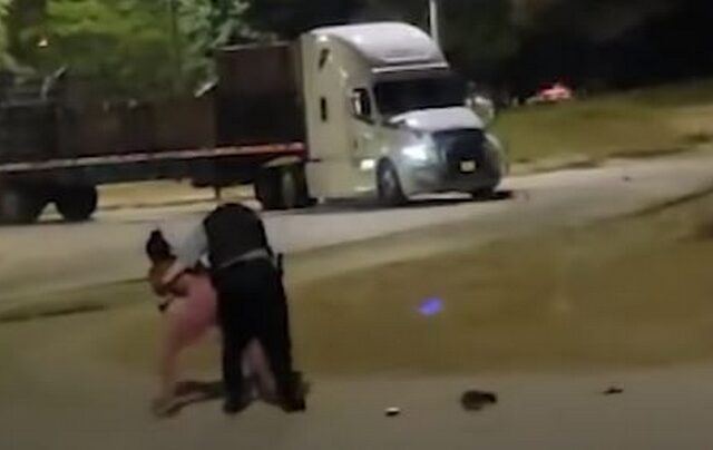 Συγκλονιστικό βίντεο από τις ΗΠΑ: Αστυνομικός βιαιοπραγεί σε βάρος Αφροαμερικανής