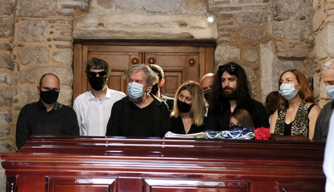 Οι Έλληνες αποχαιρετούν τον Μίκη Θεοδωράκη – Λαϊκό προσκύνημα μετά μουσικής στη Μητρόπολη Αθηνών