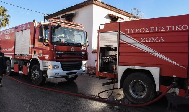 Φωτιά σε σπίτι στα Καλύβια: Ακούστηκαν εκρήξεις – 6 τραυματίες, οι δύο σοβαρά