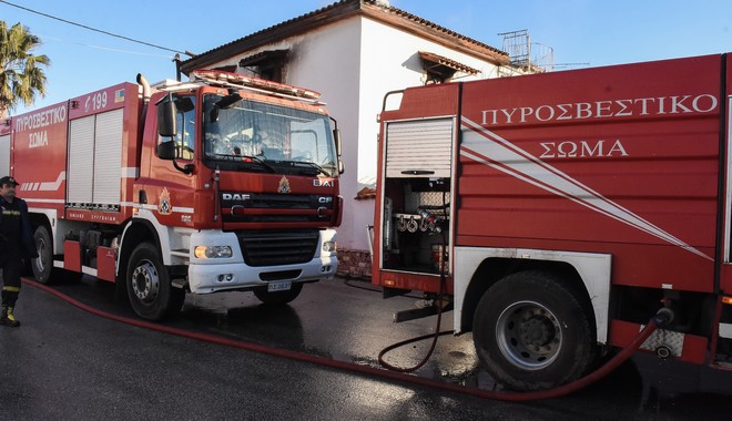Φωτιά σε σπίτι στα Καλύβια: Ακούστηκαν εκρήξεις – 6 τραυματίες, οι δύο σοβαρά