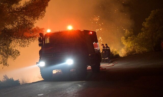 Φωτιά στη Θάσο: Τραυματίστηκαν δύο εθελοντές