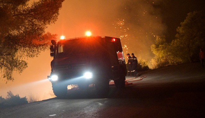 Φωτιά στη Θάσο: Τραυματίστηκαν δύο εθελοντές