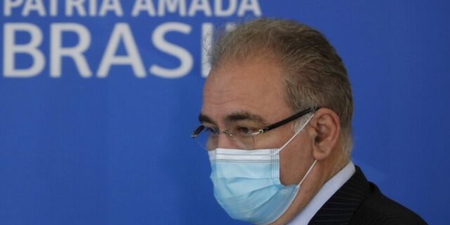 Ο υπουργός Υγείας της Βραζιλίας σηκώνει το μεσαίο δάχτυλο σε διαδηλωτές