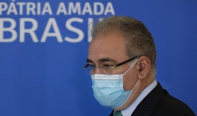 Ο υπουργός Υγείας της Βραζιλίας σηκώνει το μεσαίο δάχτυλο σε διαδηλωτές