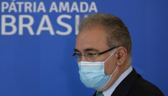 Ο υπουργός Υγείας της Βραζιλίας σηκώνει το μεσαίο δάχτυλο σε διαδηλωτές