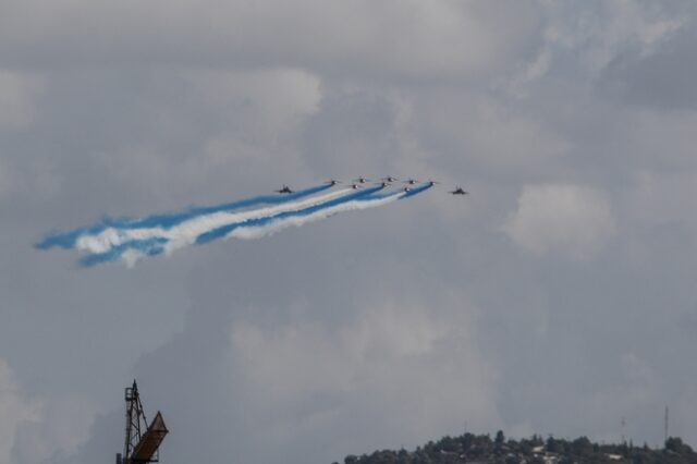Μαχητικά πάνω από την Αθήνα: Rafale “ζωγράφισαν” τα ελληνικά χρώματα