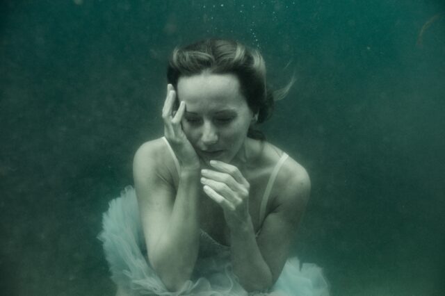 “Silence”: Η ατομική έκθεση υποβρύχιας φωτογραφίας της Ρενέ Ρεβάχ