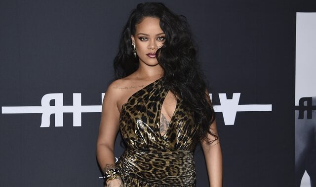 Η Rihanna αποσύρει την αγωγή εναντίον του πατέρα της