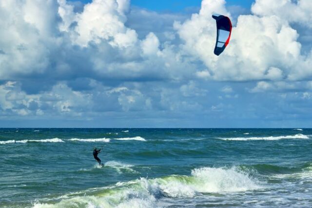 Κουφονήσι: Σοβαρός τραυματισμός kite surfer – Έπαθε κάταγμα και στα δύο πόδια