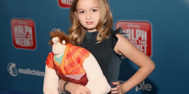 Side-eyeing Chloe: Το κορίτσι που σε στραβοκοιτάει πουλάει το θρυλικό meme του