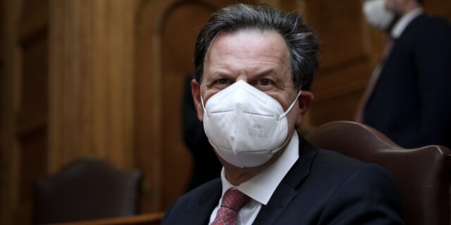 Σκυλακάκης: “Δεν πέρασε σε σκανάρισμα το πιστοποιητικό εμβολιασμού μου”