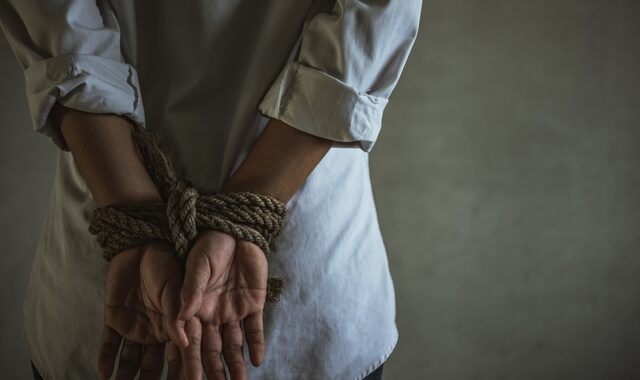 Μια σύγχρονη σκλάβα του σεξ αποκαλύπτει πώς σώθηκε από συμμορία trafficking