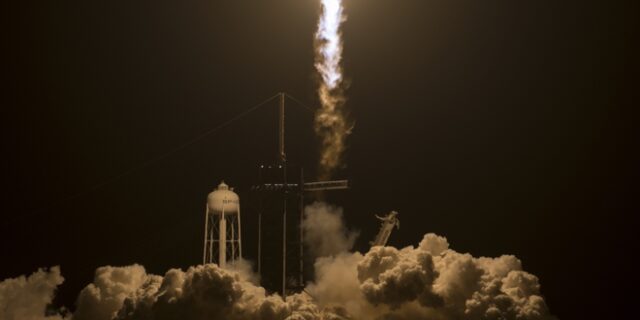 SpaceX: Έτοιμη η πρώτη διαστημική αποστολή με πολίτες