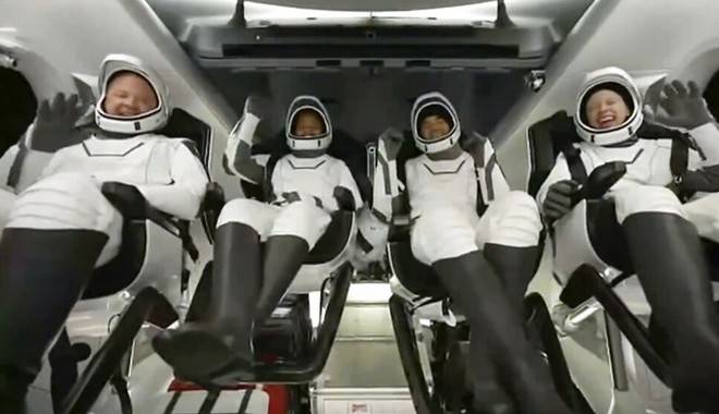 SpaceX: Επέστρεψαν στη Γη οι πρώτοι τέσσερις τουρίστες του διαστήματος