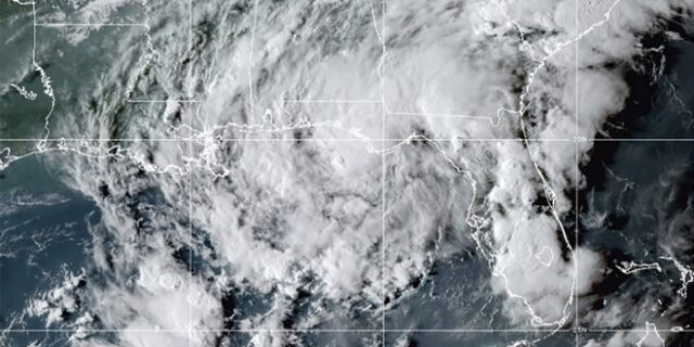 ΗΠΑ: Η τροπική καταιγίδα Μίντι έφθασε πάνω από το έδαφος στη Φλόριντα