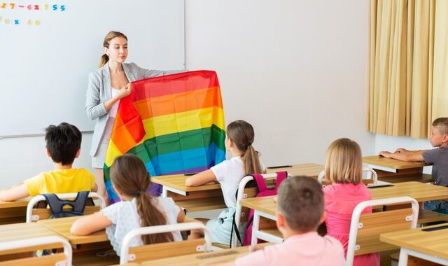 Σκωτία: Ενσωματώνει ΛΟΑΤΚΙ+ εκπαίδευση στα σχολεία