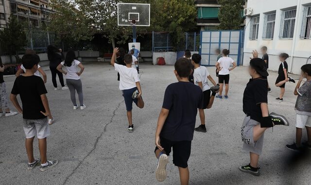 Σχολεία: Ανοίγουν με μάσκες παντού και περισσότερα τεστ