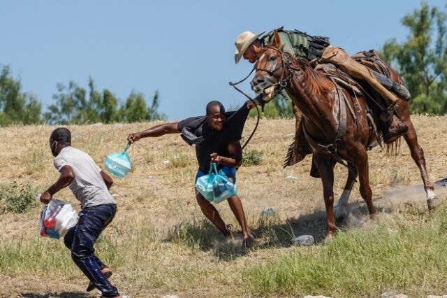 Εικόνες – σοκ στις ΗΠΑ: Έφιπποι συνοριοφύλακες κυνηγούν με λάσο Αϊτινούς μετανάστες